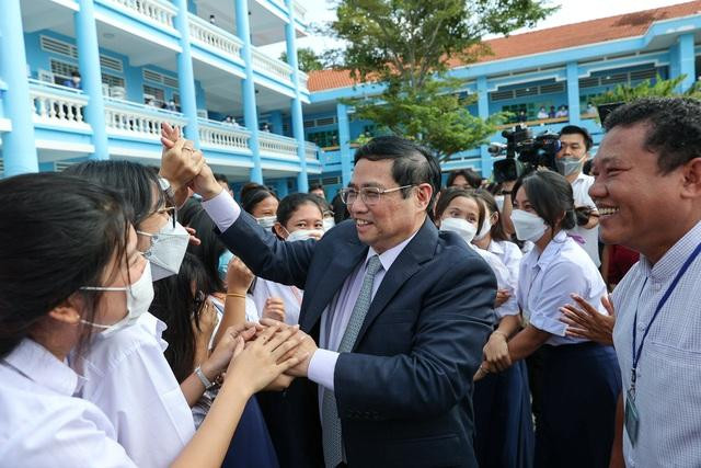 Các em học sinh Trường phổ thông Dân tộc nội trú Huỳnh Cương chào đón Thủ tướng Phạm Minh Chính tới thăm nhà trường - Ảnh: VGP/Nhật Bắc Các em học sinh Trường phổ thông Dân tộc nội trú Huỳnh Cương chào đón Thủ tướng Phạm Minh Chính tới thăm nhà trường - Ảnh: VGP/Nhật Bắc