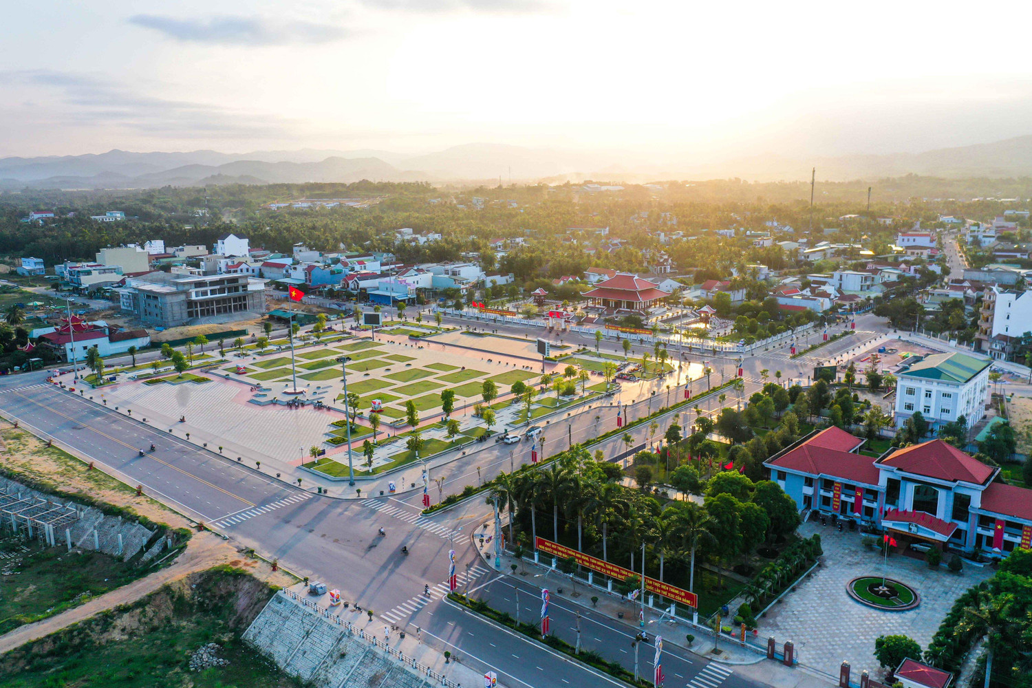 Với vị trí cửa ngõ phía Bắc Bình Định, liền kề cao tốc Đà Nẵng – Quảng Ngãi, Phú Mỹ Lộc chỉ cách Đà Nẵng 3 giờ ô tô, nằm giữa hai sân bay lớn là Chu Lai và Phù Cát với 1 giờ đi xe, nhờ vậy dễ dàng di chuyển đến hai đầu đất nước, rất thuận tiện cho nhà đầu tư ngoại tỉnh. Với vị trí cửa ngõ phía Bắc Bình Định, liền kề cao tốc Đà Nẵng – Quảng Ngãi, Phú Mỹ Lộc chỉ cách Đà Nẵng 3 giờ ô tô, nằm giữa hai sân bay lớn là Chu Lai và Phù Cát với 1 giờ đi xe, nhờ vậy dễ dàng di chuyển đến hai đầu đất nước, rất thuận tiện cho nhà đầu tư ngoại tỉnh.