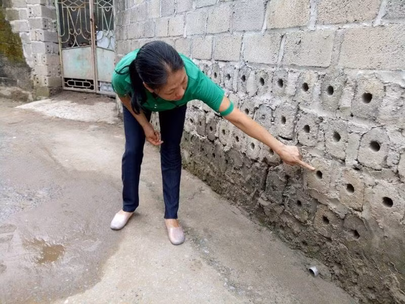 Sau trận mưa lớn đêm 19/05 lớp bùn, đất cát trôi xuống lấp trên mặt đường khu phố 6, phường Hà Lầm lên đến vài chục cm (ảnh Lê Minh)