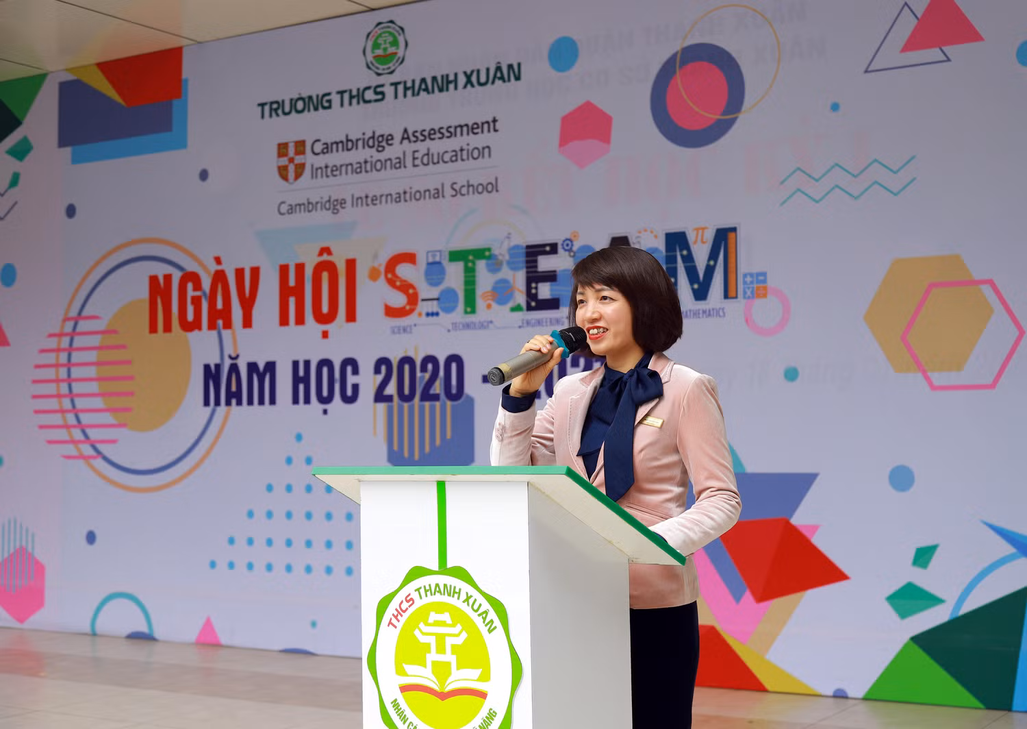 cô Ngô Thị Diệp Lan – Hiệu trưởng Trường Trung học cơ sở Thanh Xuân phát biểu.