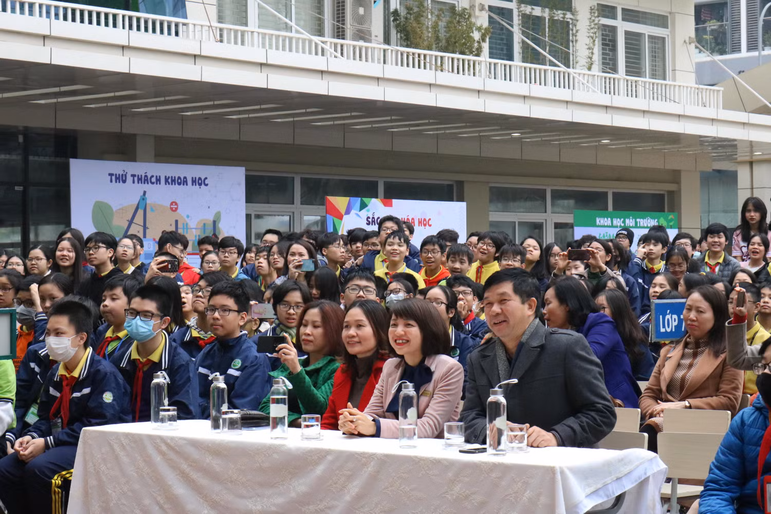 Khách mời, đại diện ban phụ huynh là những cổ động viên nhiệt tình cho các thí sinh tranh tài cuộc thi Rung chuông vàng.