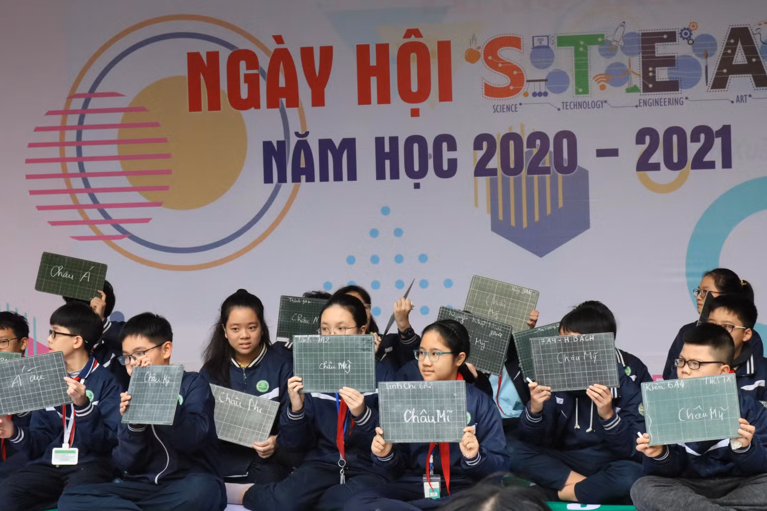 Đại diện các lớp học tham gia tranh tài Rung chuông vàng tại Ngày hội STEAM.
