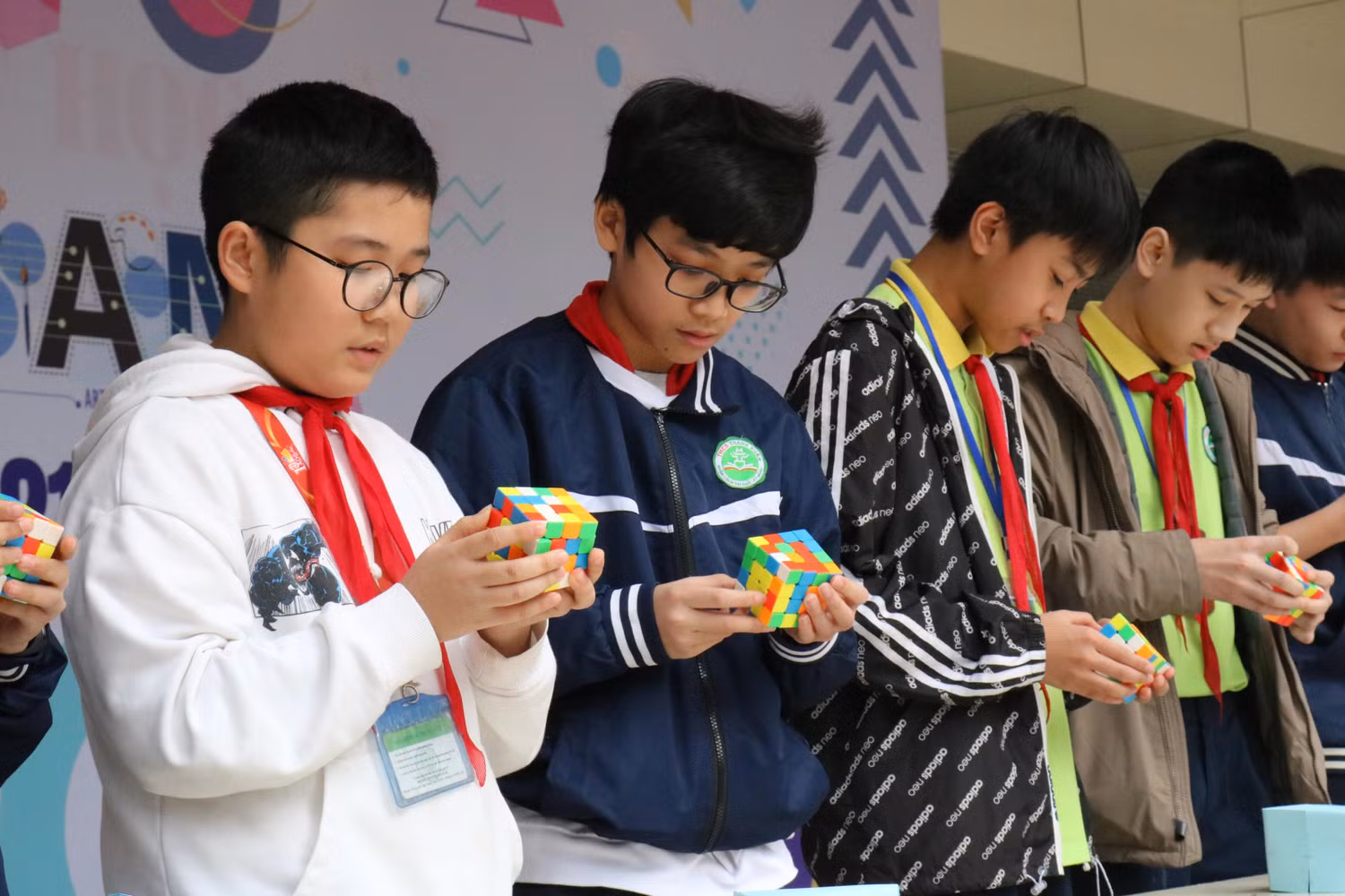 Các học sinh tranh tài giải khối rubik.