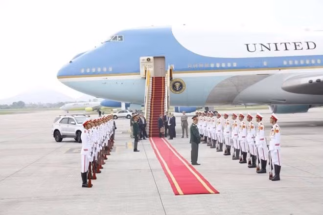 Tại sân bay Nội Bài, đội danh dự đã xếp hàng chờ làm lễ tiễn Tổng thống Barack Obama. Tại sân bay Nội Bài, đội danh dự đã xếp hàng chờ làm lễ tiễn Tổng thống Barack Obama.