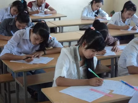 Học sinh lớp 12 làm bài thi học kì (Ảnh: Bùi Minh Tuấn)