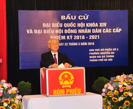 Tổng Bí thư Nguyễn Phú Trọng thực hiện quyền và nghĩa vụ cử tại khu vực bỏ phiếu số 3, phường Nguyễn Du (Quận Hai Bà Trưng - Hà Nội).