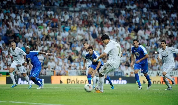 CR7 tự tin bước lên thực hiện thành công quả 11m. 2-1 cho Real.