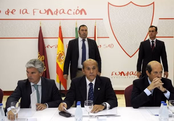 Chủ tịch Sevilla, ông Jose Maria del Nido (giữa) là người khởi xướng chống lại sự thống trị của Barca và Real ở La Liga.