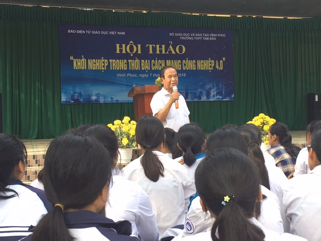 Chia sẻ về khởi nghiệp trong thời kỳ cách mạng công nghiệp 4.0 của Giáo sư Nguyễn Lân Dũng nhận được nhiều câu hỏi của học sinh Trường trung học cơ sở Tam Đảo (Vĩnh Phúc). Ảnh: Vũ Phương