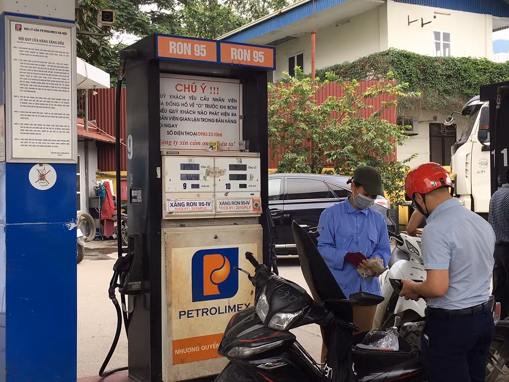 Đề xuất "khai tử" xăng RON 95 được cho là đẩy người tiêu dùng vào thế phải dùng xăng sinh học, trong khi đó xăng sinh học nhiều người còn e ngại chất lượng. Ảnh: Vũ Phương