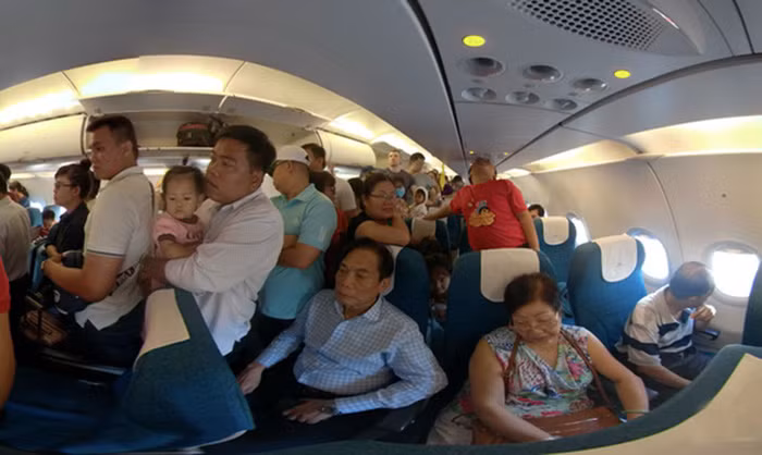 Hành khách trên chuyến bay hạ cánh nhầm xuống đường băng chưa đưa vào khai thác đã thở phào nhẹ nhõm khi chuẩn bị rời máy bay. Ảnh: P.C.B