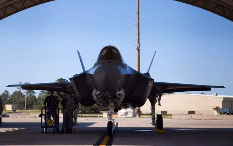 Máy bay tiêm kích thế hệ năm F-35B tại căn cứ Không quân Eglin.