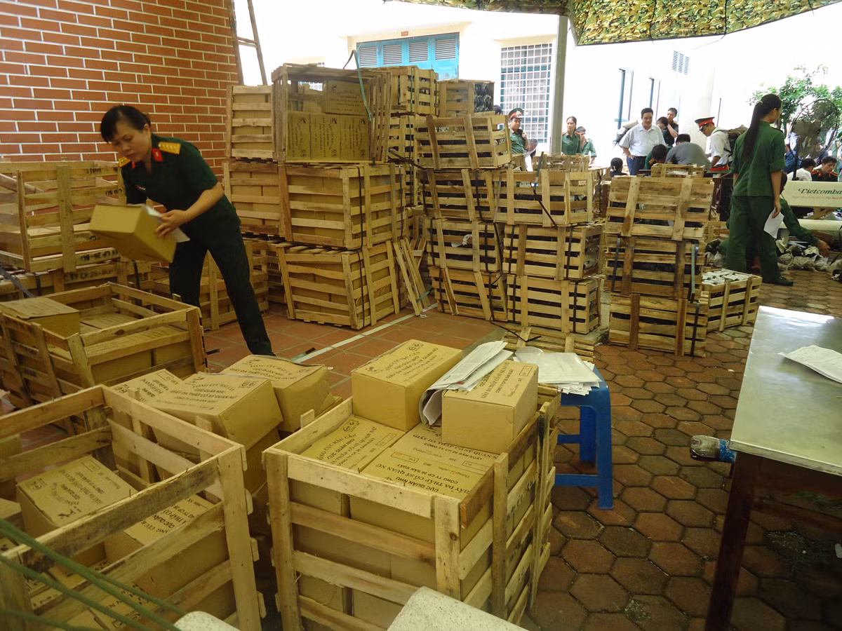 Đây là những hộp đựng giày sĩ quan. Các em sẽ được mặc quần áo K08, đi giày sĩ quan vào những ngày đại lễ cũng như khi các em được ra ngoài đơn vị.