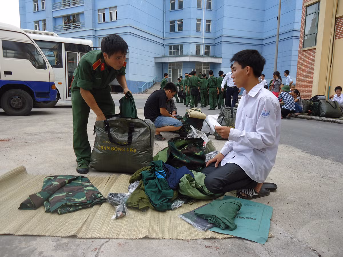 Có lẽ đây là lần đầu tiên các em được tận mắt nhìn, tận tay sờ vào những thứ mà các em chỉ được biết qua phim ảnh và tư liệu. Đó là những bộ quần áo, những đôi giày quân nhu, những chiếc mũ kê-pi…Tất cả sẽ đi theo các em trong suốt thời gian huấn luyện ở trường Sĩ quan Lục quân I (nay là trường Đại học Trần Quốc Tuấn) và học tập tại học viện sau này.