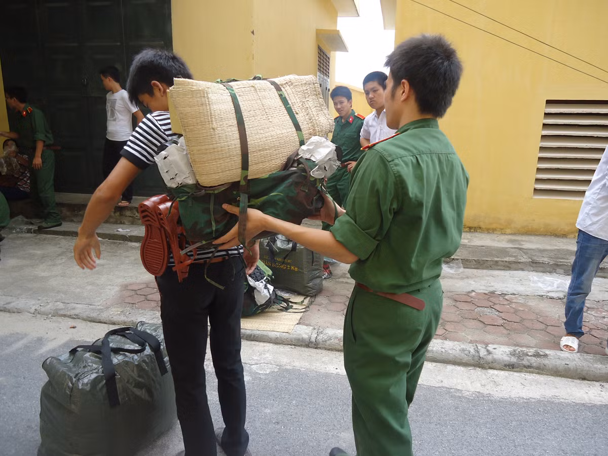 Tại đây, các em đã được các anh chị khóa trên hướng dẫn cụ thể cách sắp xếp quân trang sao cho gọn gàng nhất.