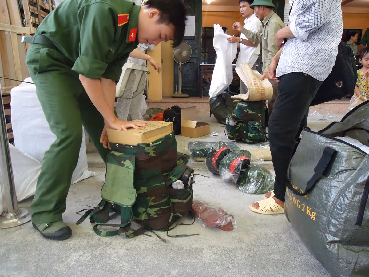 Hộp đựng giày sĩ quan cũng dễ dàng cho vào trong ba lô như những quân tư trang khác.
