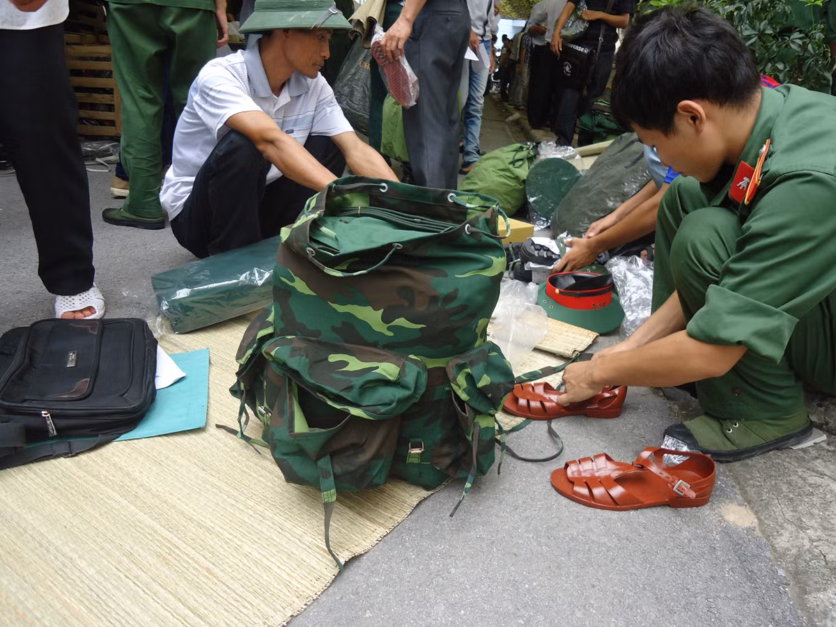 Từ những việc đơn giản nhất như xâu quai dép hay buộc dây ba lô, các em đều được anh chị khóa trên hướng dẫn rất cụ thể.