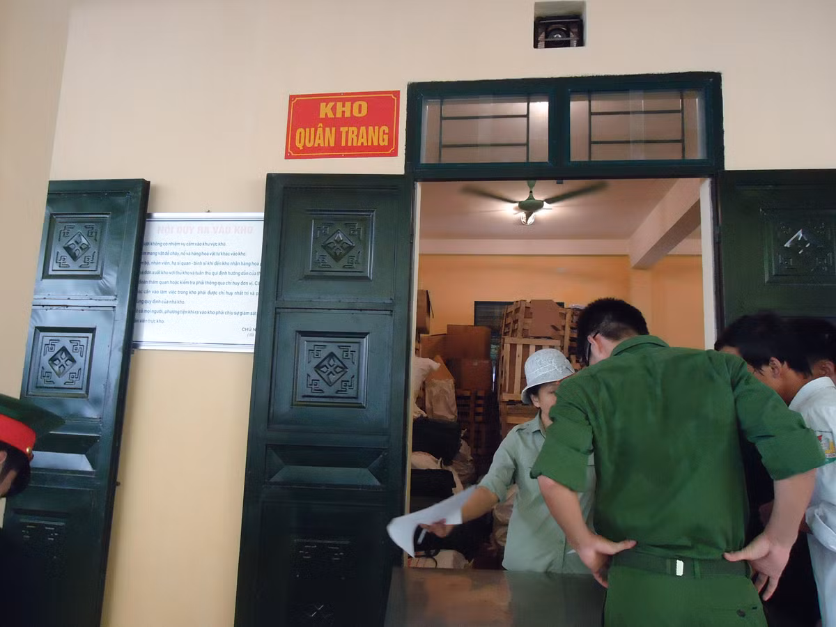 Sau khi được cán bộ chỉ huy các cấp, các anh chị khóa trên đón vào trường, các em được nhận quân tư trang cá nhân tại Ban quân trang học viện.