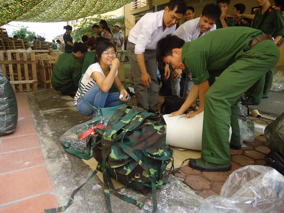 Chiếc chăn bông tuy cồng kềnh nhưng không khó để buộc nó vào ba lô. Được sự giúp đỡ của những người đi trước, mọi việc có vẻ trở nên rất đơn giản với các em.