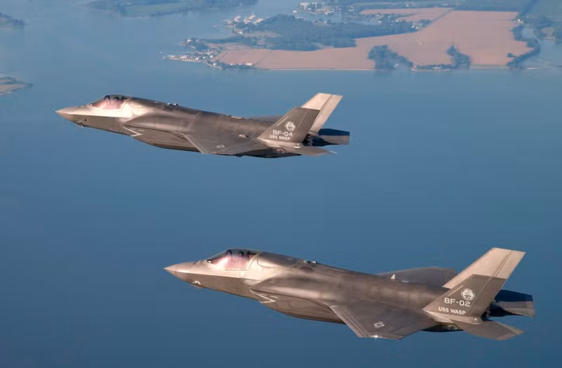 Hai chiếc tiêm kích thế hệ năm F-35B (số hiệu BF-2 và BF-4) bay thử nghiệm trên Đại Tây Dương.