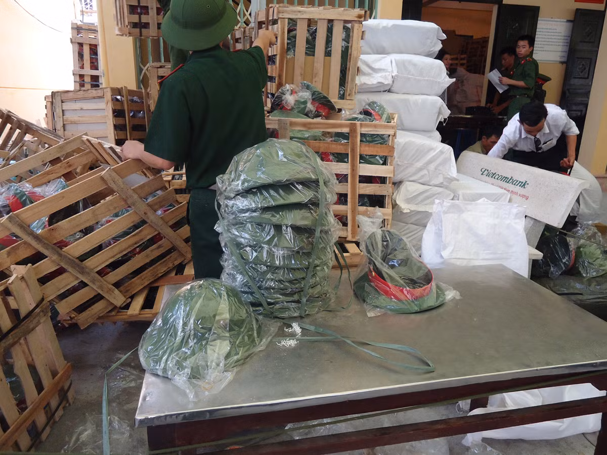 Các em cũng sẽ nhận được mỗi người một chiếc mũ cối quân nhu. Mũ cối sẽ giúp các em “vượt nắng, thắng mưa” ra thao trường, tập bắn súng, học chiến thuật và cả đi tăng gia nữa.
