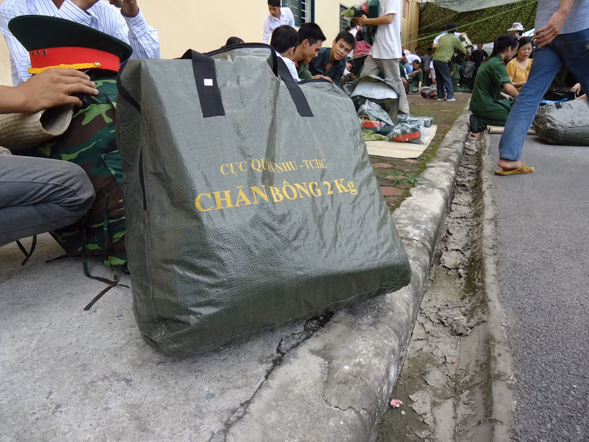 Tuy hơi cồng kềnh nhưng chiếc chăn bông quân nhu này sẽ giúp các em có những mùa đông ấm áp đặc biệt là khi các em huấn luyện ở Lục quân.