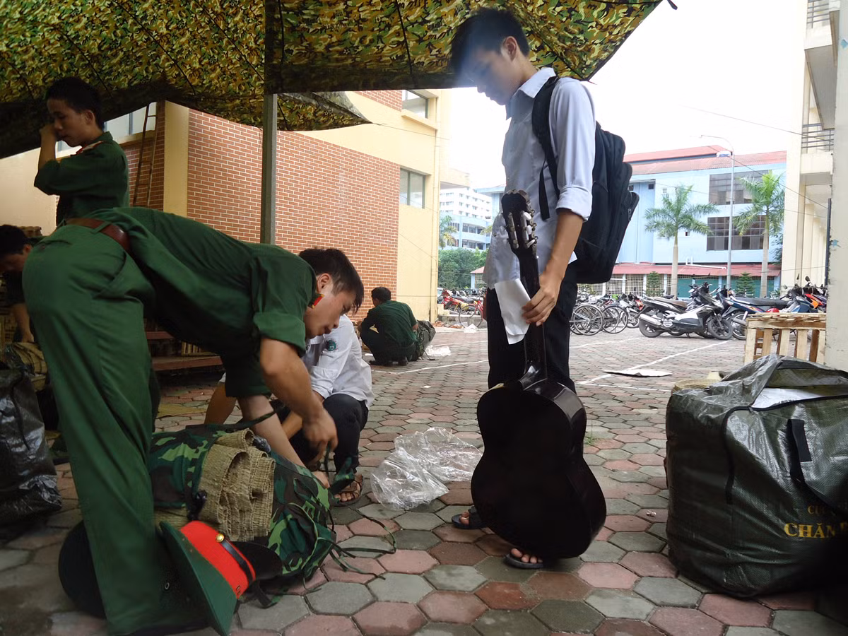 Anh chị học viên khóa trên đang hướng dẫn các em học viên khóa mới cách gói buộc ba lô.