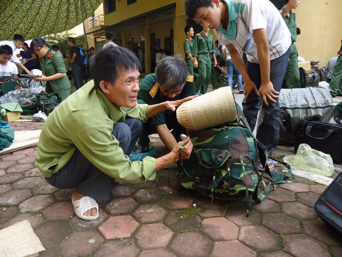 Không phải quân nhân nào cũng vinh dự được thượng tá buộc dây ba lô như thế này đâu!
