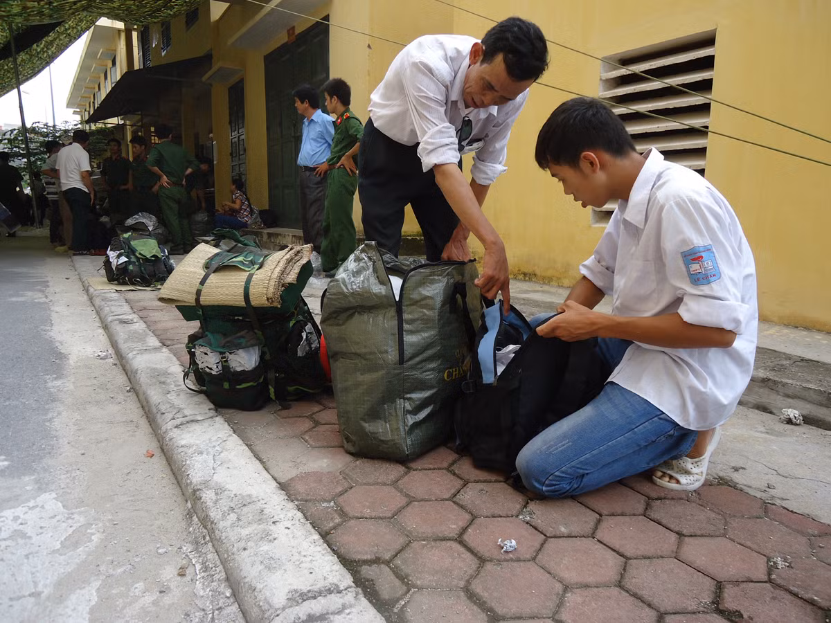 Những chiếc ba lô đã được các em gói buộc rất cẩn thận và gọn gàng.