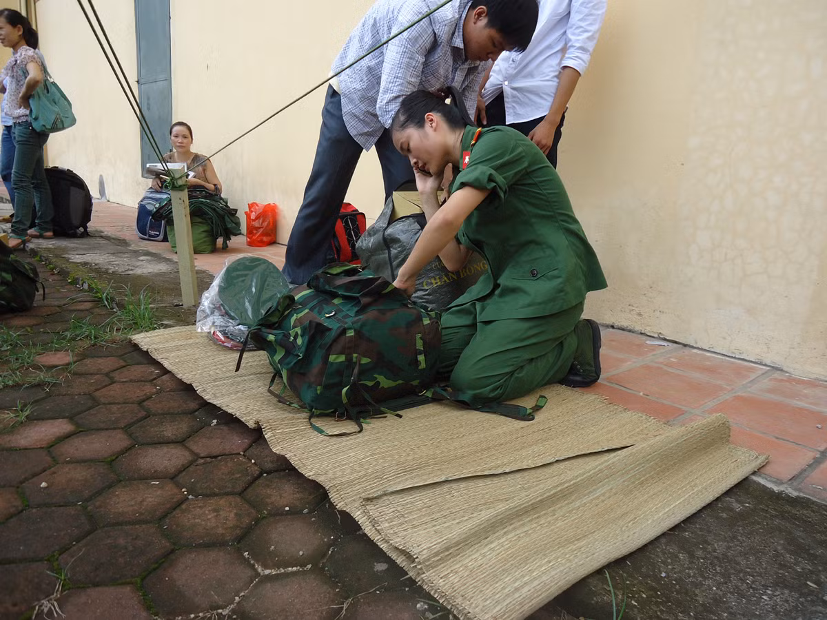 Với các em, việc sắp xếp quân trang sao cho gọn gàng để dễ dàng mang vác thật không hề đơn giản. Nhưng được sự giúp đỡ nhiệt tình của các anh chị khóa trên, các em đã không còn cảm thấy bỡ ngỡ như lúc mới bước chân vào học viện nữa.