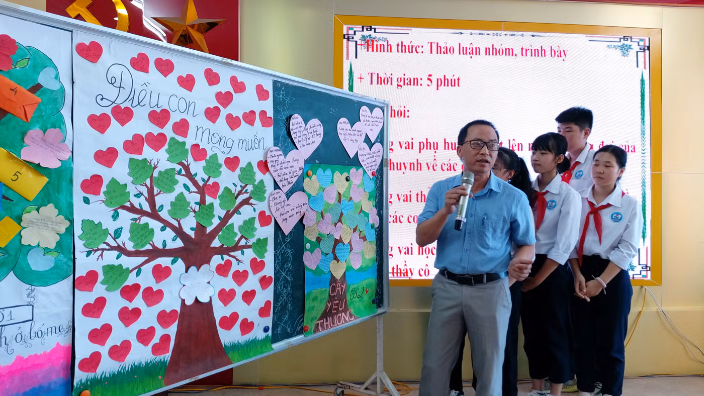Các bậc phụ huynh cũng gửi gắm những lời chia sẻ, động viên tới con em mình (Ảnh: Lã Tiến) Các bậc phụ huynh cũng gửi gắm những lời chia sẻ, động viên tới con em mình (Ảnh: Lã Tiến)
