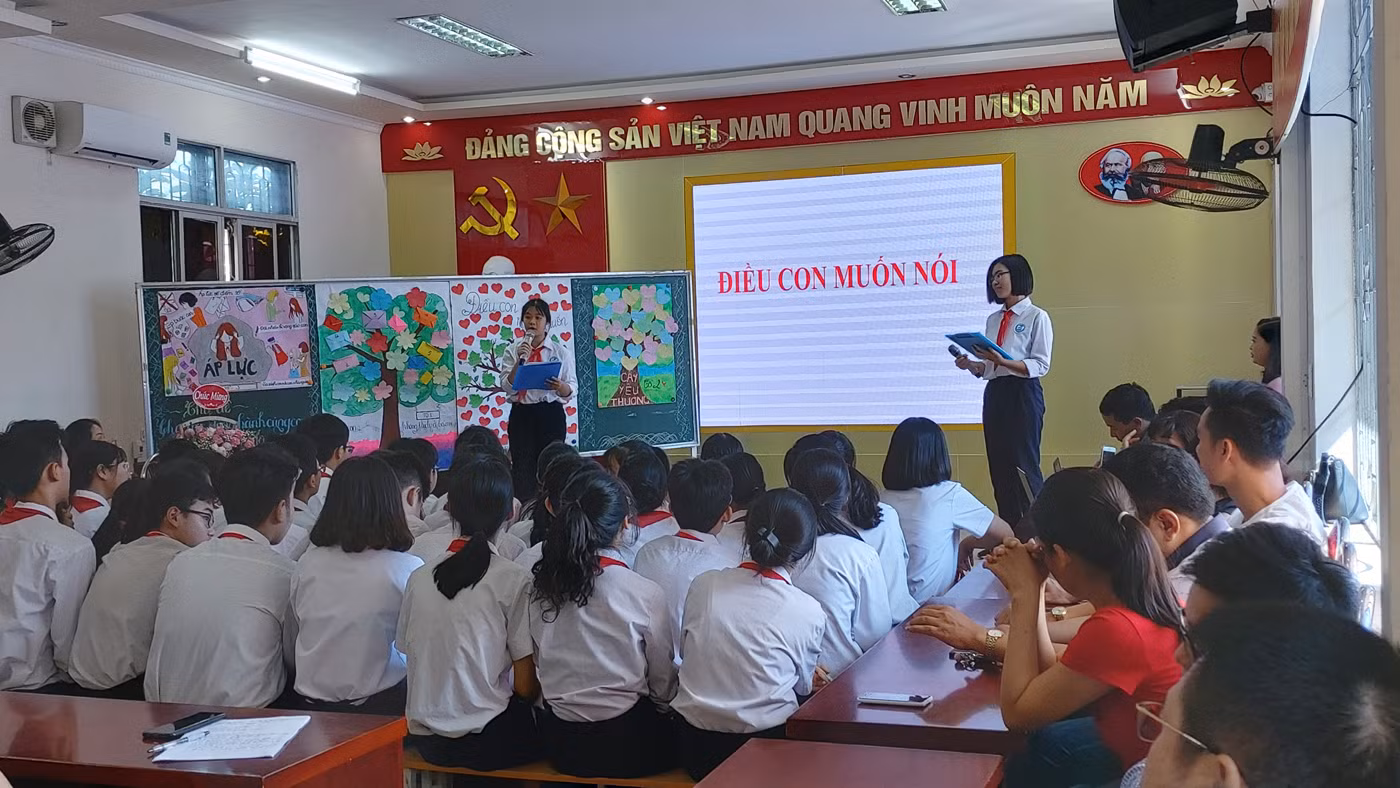 Các em học sinh đã đọc những bức thư do chính mình viết gửi tới các bậc cha mẹ (Ảnh: Lã Tiến) Các em học sinh đã đọc những bức thư do chính mình viết gửi tới các bậc cha mẹ (Ảnh: Lã Tiến)