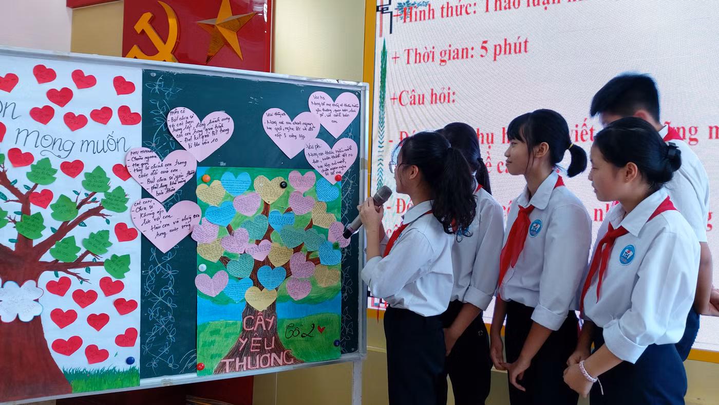 Các em học sinh lớp 9D8 đã gửi những mong muốn, chia sẻ của mình tới cha mẹ (Ảnh: Lã Tiến) Các em học sinh lớp 9D8 đã gửi những mong muốn, chia sẻ của mình tới cha mẹ (Ảnh: Lã Tiến)