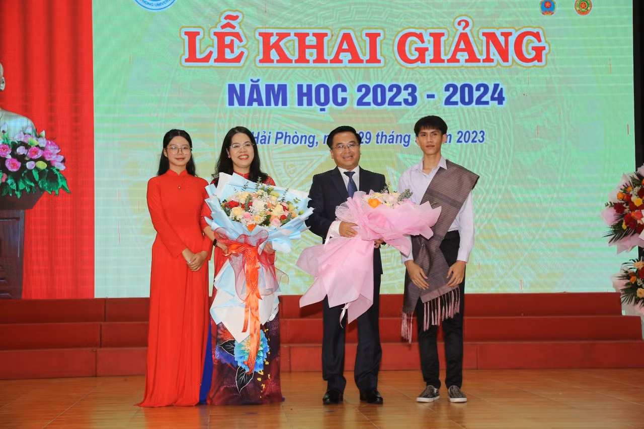 Đại diện tân sinh viên tặng hoa chúc mừng lãnh đạo nhà trường (Ảnh: LT)