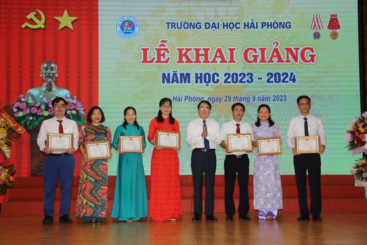 Các cá nhân nhận bằng khen của Chủ tịch Uỷ ban nhân dân thành phố (Ảnh: LT)