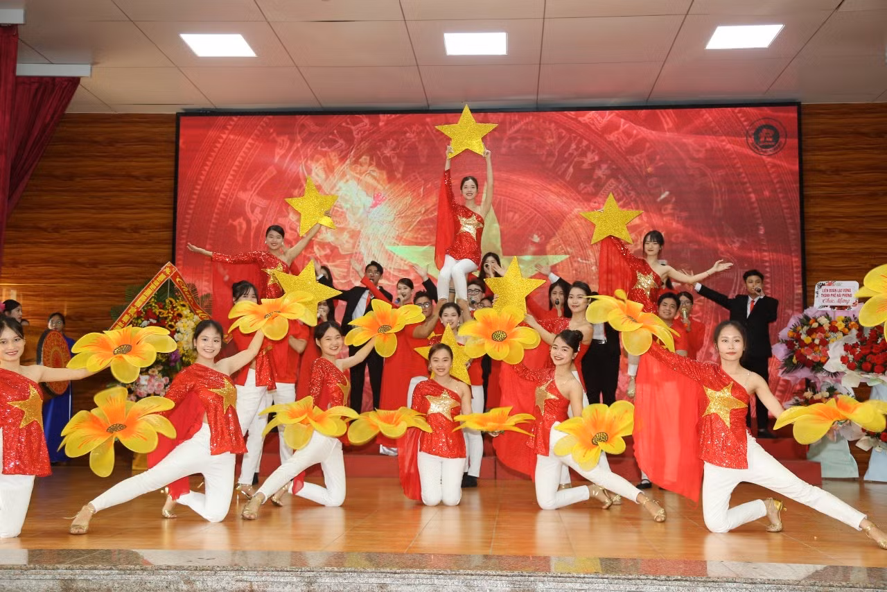 Các tiết mục văn nghệ tại lễ khai giảng (Ảnh: LT)