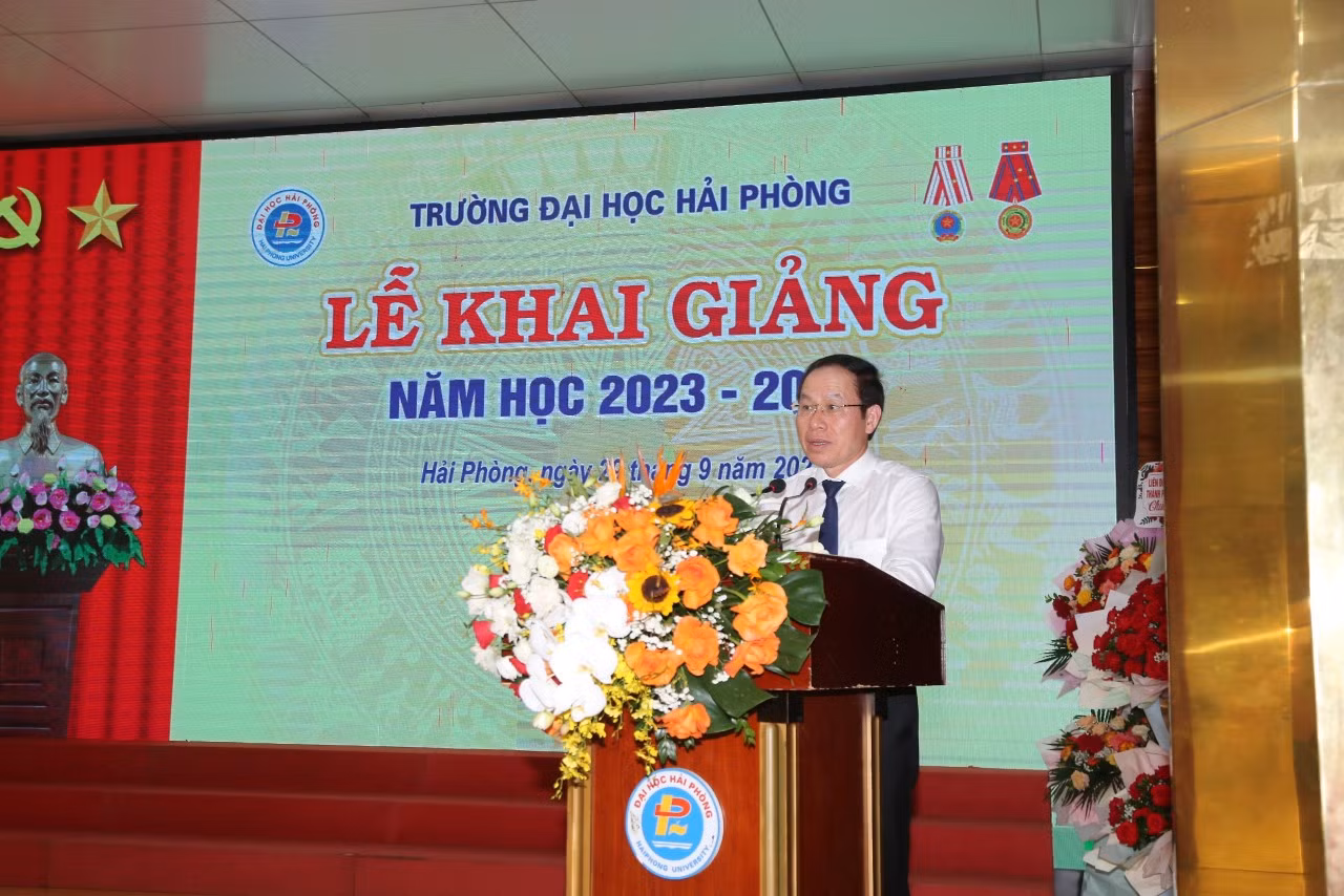 Ông Lê Tiến Châu - Bí thư Thành ủy Hải Phòng phát biểu chỉ đạo nhà trường (Ảnh: LT)