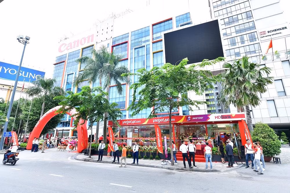 Nhân viên HDBank luôn có mặt để hỗ trợ khách hàng. Nhân viên HDBank luôn có mặt để hỗ trợ khách hàng.