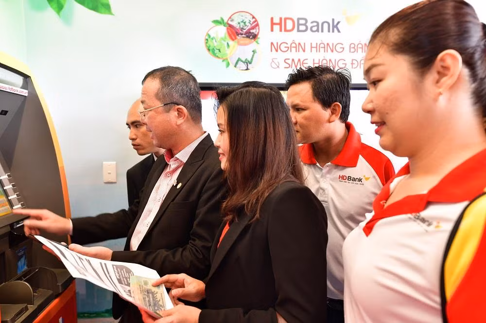 Khách hàng có thể thực hiện rút tiền mặt, nộp tiền, chuyển khoản 24/7... Khách hàng có thể thực hiện rút tiền mặt, nộp tiền, chuyển khoản 24/7...