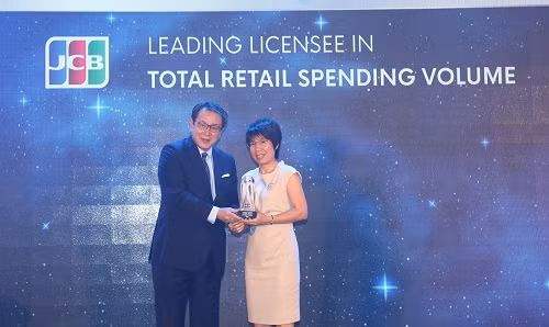 Bà Trần Thị Lan Anh – Trưởng phòng Phát hành – Trung tâm Thẻ Vietcombank nhận giải thưởng do đại diện Tổ chức thẻ quốc tế JCB trao tặng.