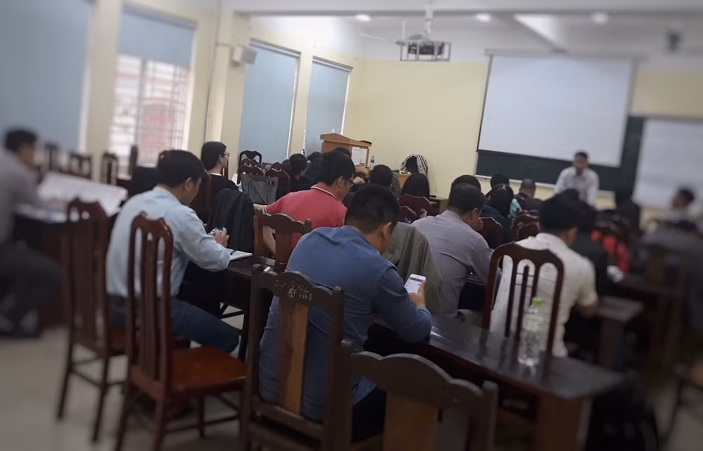 Thạc sĩ không đầu và nỗi buồn trí thức