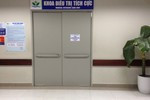 Cháu bé hiện đang điều trị tại Khoa Điều trị tích cực - Bệnh viện Nhi Trung ương. Hiện cháu bé đã tỉnh, vẫn còn sốt nhẹ, tiếp xúc được với cha mẹ (Ảnh. Công Tiến).
