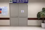 Cháu bé hiện đang điều trị tại Khoa Điều trị tích cực - Bệnh viện Nhi Trung ương. Hiện cháu bé đã tỉnh, vẫn còn sốt nhẹ, tiếp xúc được với cha mẹ (Ảnh. Công Tiến).
