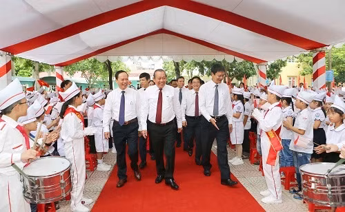 Phó Thủ tướng Trương Hòa Bình dự lễ khai giảng tại Trường Tiểu học Hoàng Hoa Thám, tỉnh Thanh Hóa - Ảnh: VGP/Lê Sơn. Phó Thủ tướng Trương Hòa Bình dự lễ khai giảng tại Trường Tiểu học Hoàng Hoa Thám, tỉnh Thanh Hóa - Ảnh: VGP/Lê Sơn.