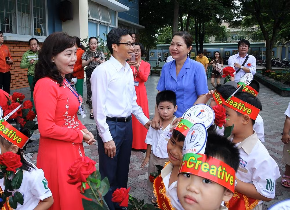 Phó Thủ tướng thăm hỏi, trò chuyện với cán bộ, giáo viên nhà trường. Ảnh: VGP/Đình Nam.