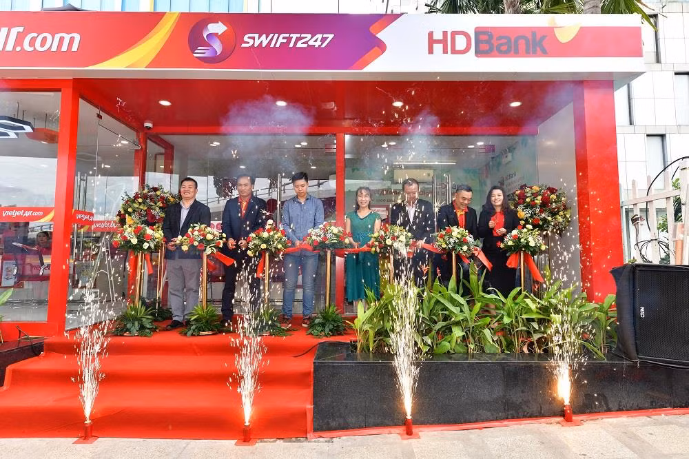 Phòng véVietjet và điểm giao nhận hàng hoá chuyển phát nhanh Swift 247, HDBank ra mắt Khu vực Ngân hàng số 24/7. Phòng véVietjet và điểm giao nhận hàng hoá chuyển phát nhanh Swift 247, HDBank ra mắt Khu vực Ngân hàng số 24/7.