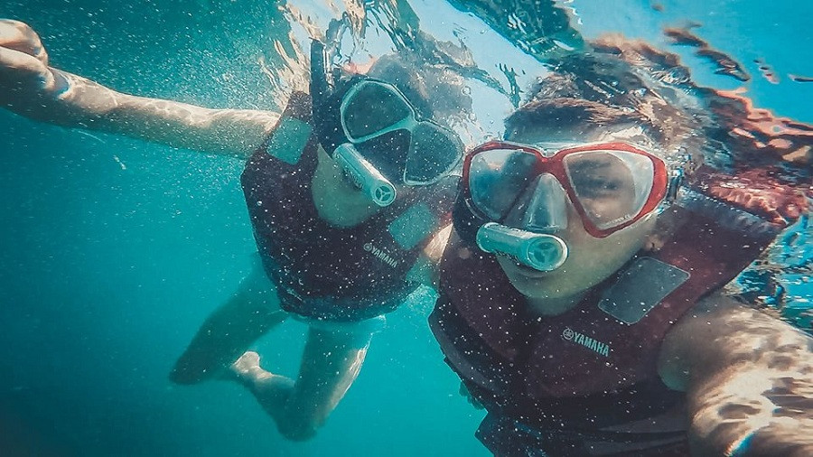 Du khách thỏa sức chơi các trò chơi dưới biển ở Nam Phú Quốc.