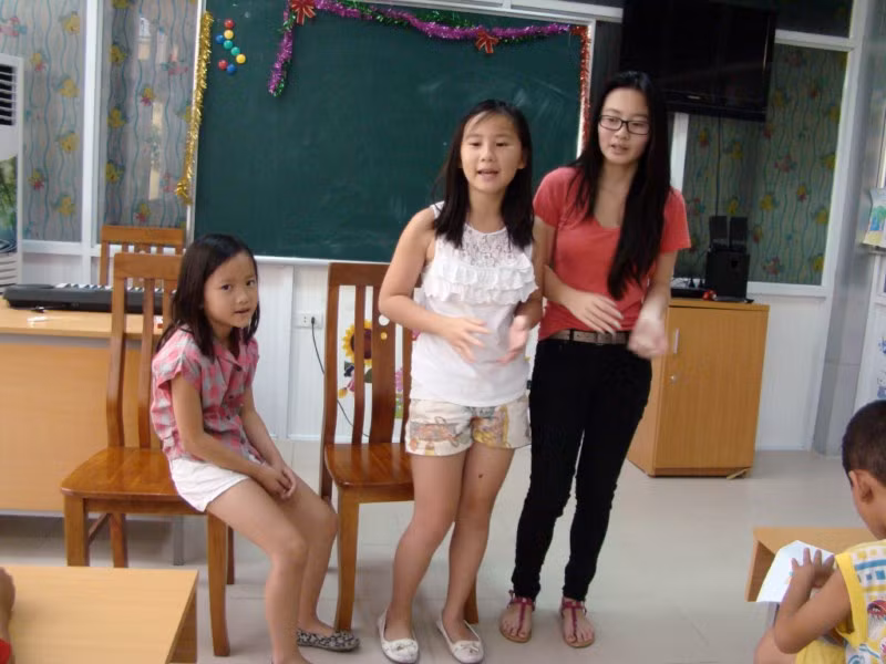 Cuối giờ, cô và trò cùng phấn khởi với bài hát ABC.