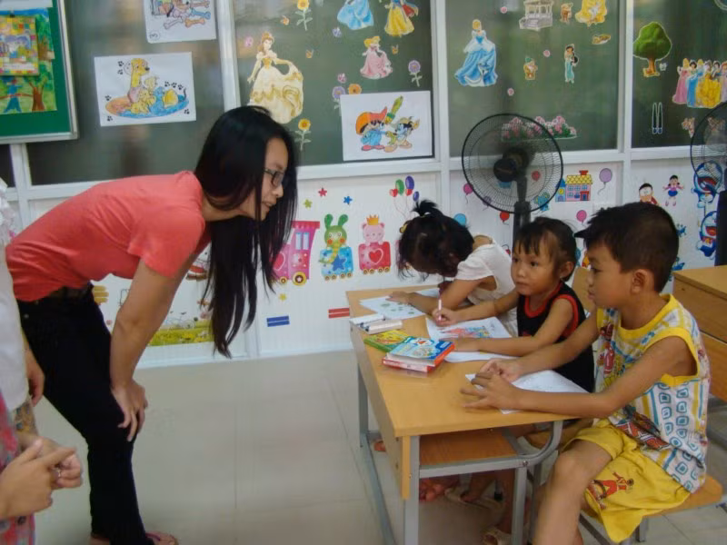 Theo bố ra nước ngoài từ khi còn bé, hiện tại các em sống tại thành phố Chicago của Hoa Kì. Thanh Hiên chia sẻ cứ mỗi năm ba chị em lại theo bố về quê 3 tháng hè. Các em rất thích tham gia các hoạt động tình nguyện. Năm 2011, các em đã theo bà nội là PGS Trần Lưu Vân Hiền tham gia phát cháo miễn phí cho các bệnh nhân tại môt số bệnh viện.