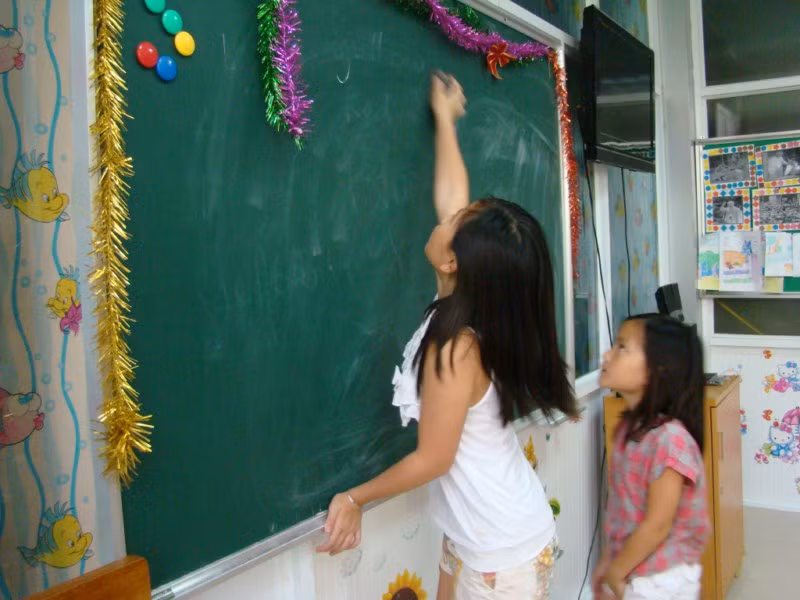 Cô em Thanh Nguyên cũng rất tích cực hỗ trợ chị gái giảng bài